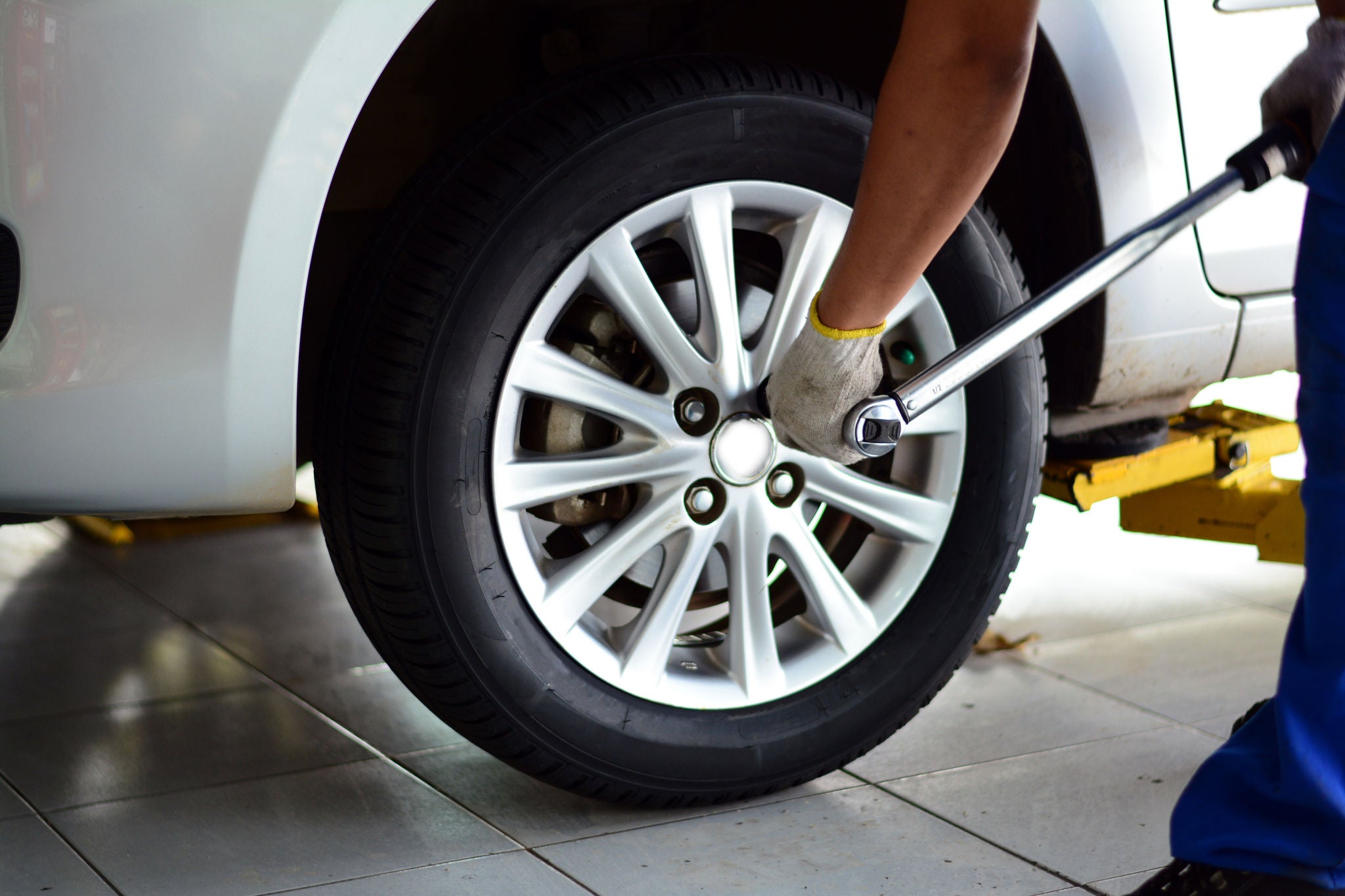 Torquing store wheel nuts