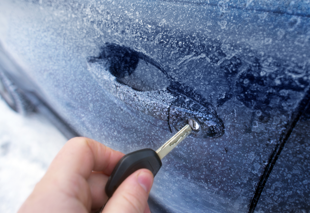 Autoscheiben frieren von innen – Was tun gegen gefrorene Scheiben?